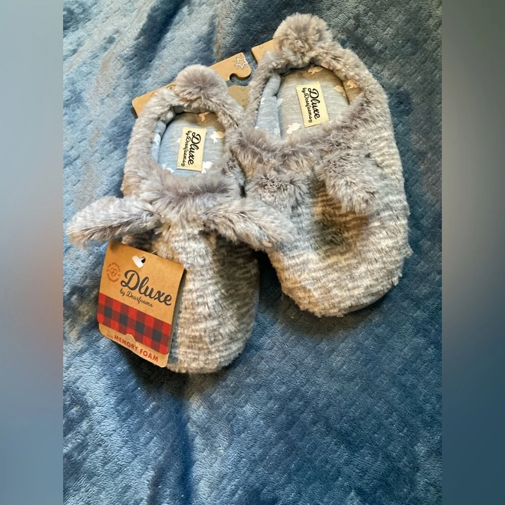 Dearfoam size 11/12, fuzzy comfy slippers for little kid